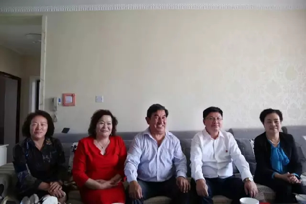 县委书记李绍海一行教师节前夕走访慰问木垒县