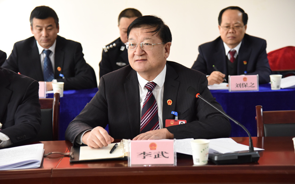 1月19日,县委书记李武同志参加了第二代表团的分组讨论.